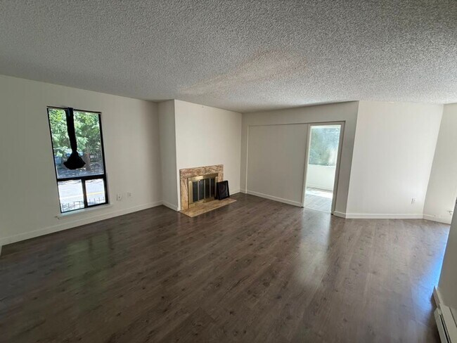 Building Photo - 3 Bed 2 Bath Condo & Pool Access!