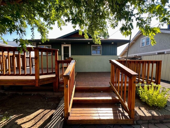 Building Photo - 604 S 12th Ave