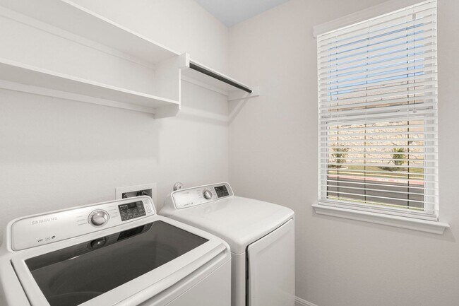 Building Photo - Dripping Springs Charmer