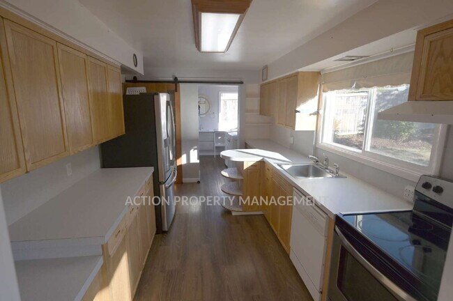 Building Photo - 4 bed 2 bath home in Port Angeles