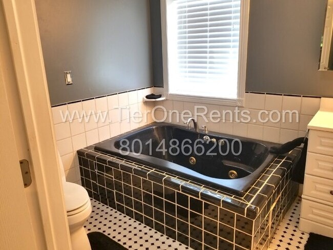 Building Photo - This property offers a NO DEPOSIT option a...
