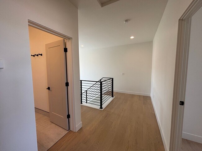 Building Photo - HURRICANE TOWNHOME FOR RENT!