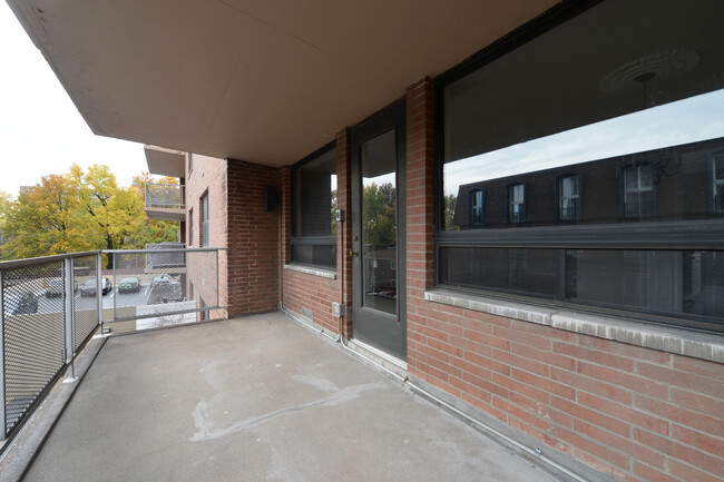 Building Photo - 4466 W Pine Blvd