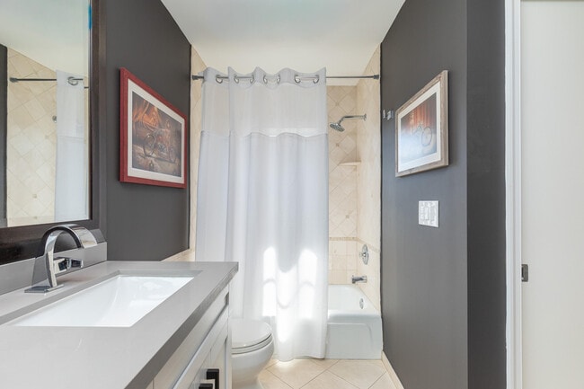 Building Photo - 6515 Bay Club Dr