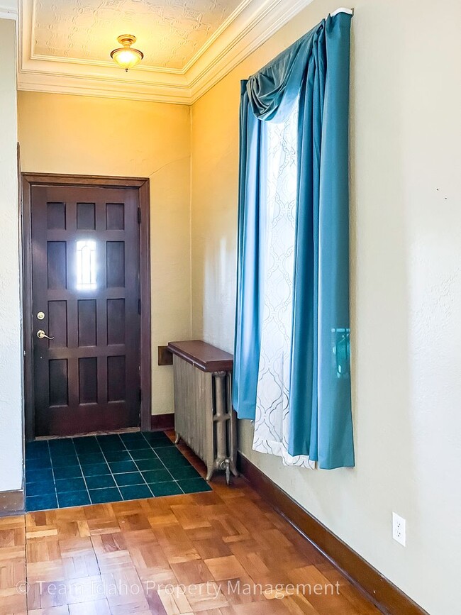 Building Photo - Charming 3bed/3bath home in Historic Fort Russell District