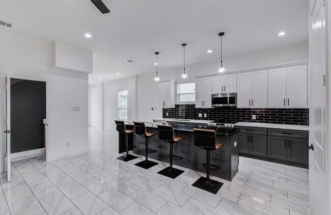 Building Photo - 5905 Crest Ct