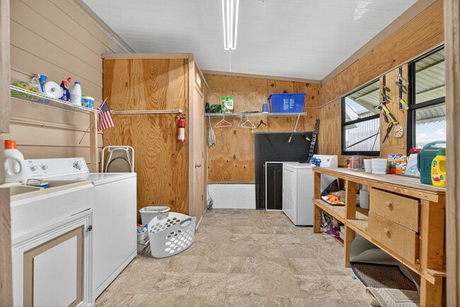 Building Photo - 7894 SE Saratoga Dr