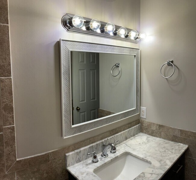 Building Photo - 2 Bedroom Brick Duplex in Prime Location with Full Renovation