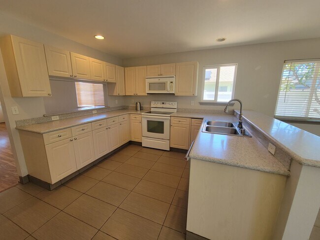 Building Photo - Maui Lani