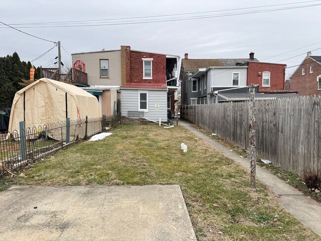 Building Photo - 225 N 3rd St