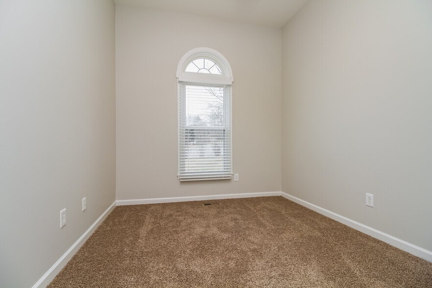 Building Photo - 5333 Roxborough Pass