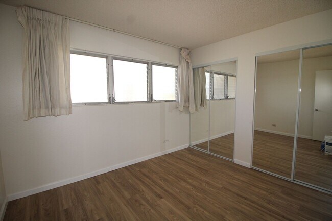 Building Photo - High 2 bedroom with sweeping views!