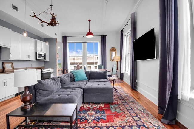 Building Photo - Stunning Corner Loft in the Heart of Historic Downtown Savannah