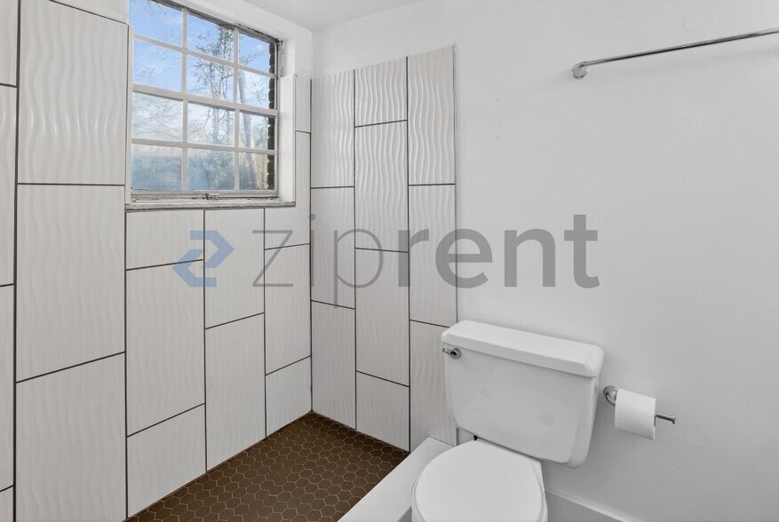 Building Photo - Unit B
