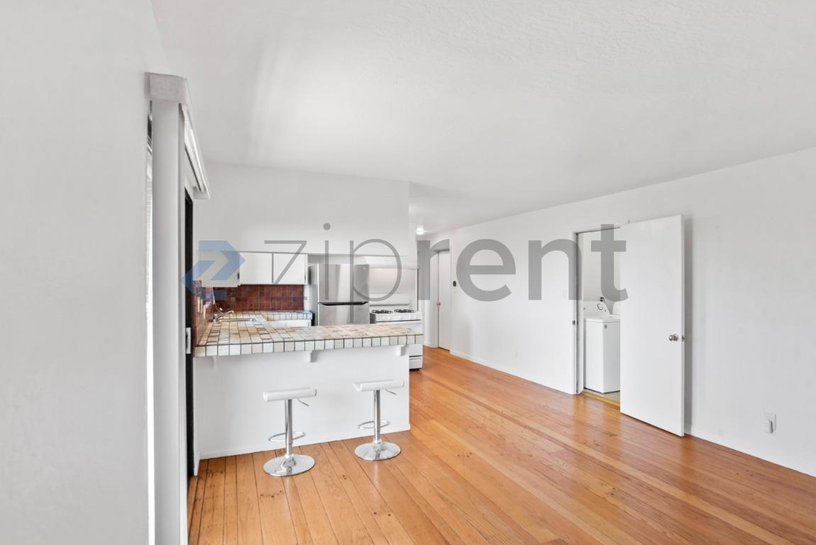 Building Photo - Unit