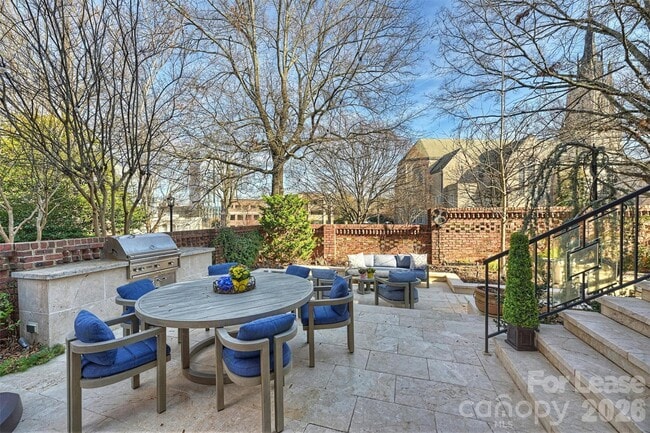 Building Photo - 1124 Dilworth Crescent Row