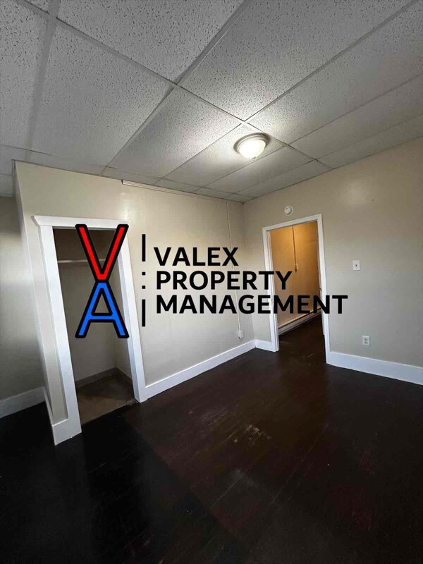 Building Photo - 552 Main St