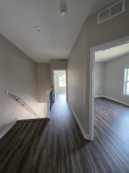 Building Photo - 8436 Oak Shade Cir