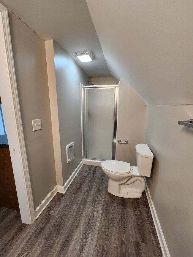 Building Photo - SUPER CLEAN 1 Bedroom Apt For Rent