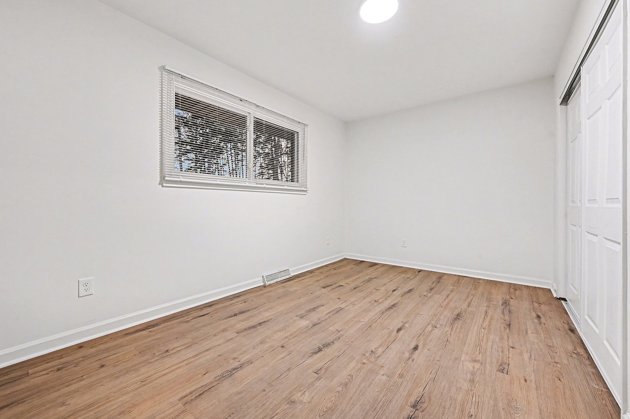 Building Photo - 5001 Lakecrest Dr