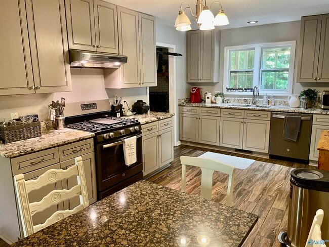 Building Photo - 2105 Hansel Ave SW