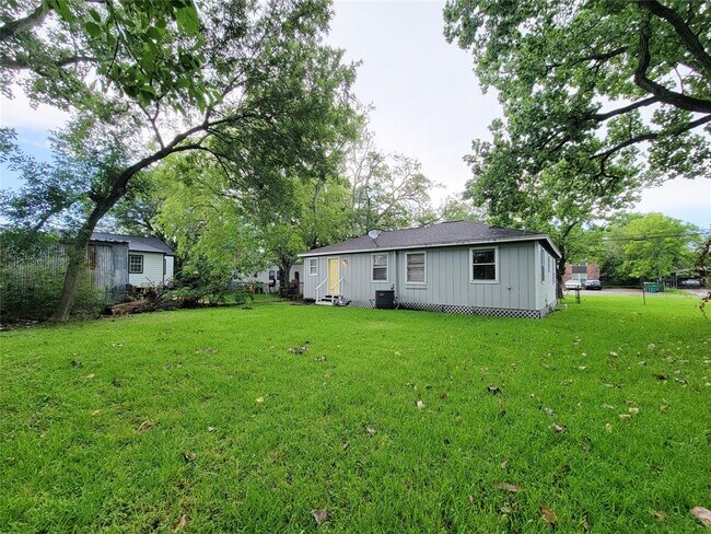 Building Photo - 2306 Downey Dr