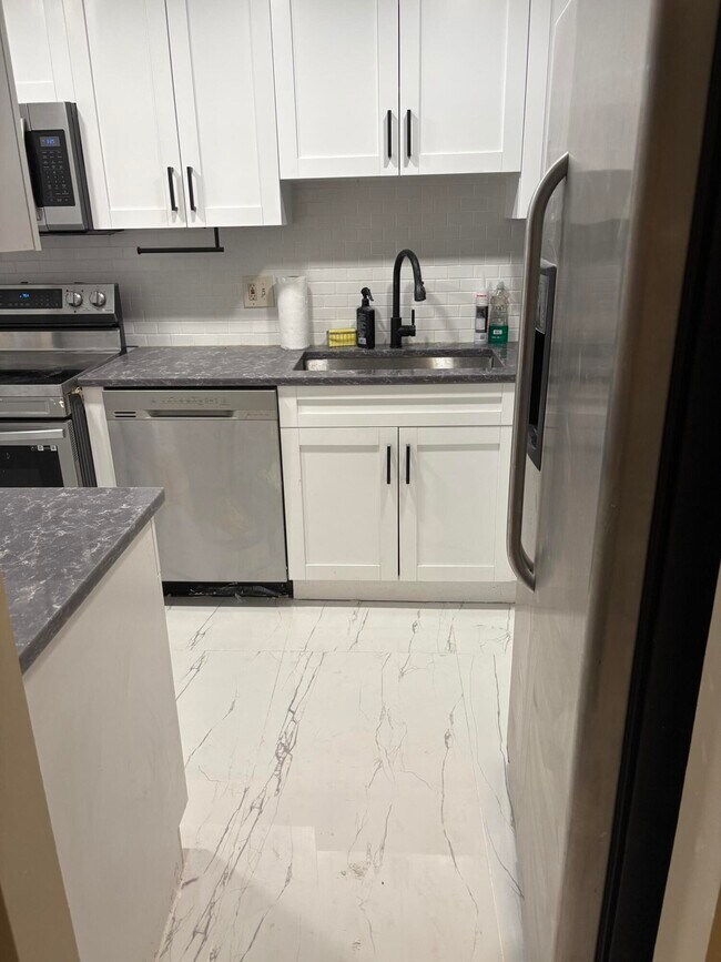 Building Photo - 2828 Tennis Club Dr