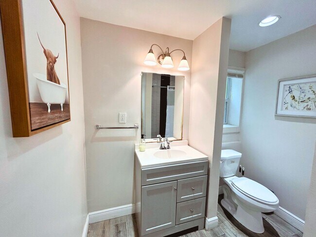 Building Photo - Back unit of large Duplex in Central Oak P...