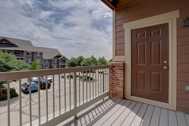 Building Photo - 2nd Floor, 2 bed, 2bath, Community Pool!