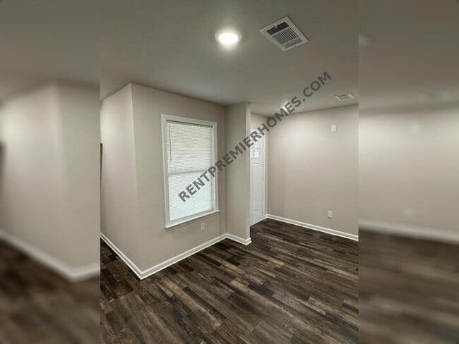 Building Photo - 18 Edward Dr