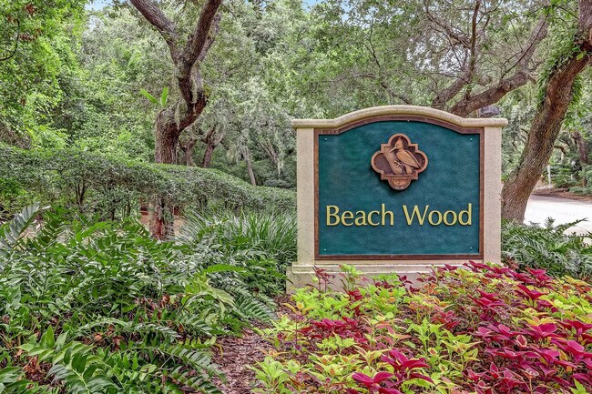 Building Photo - 2070 Beachwood Rd