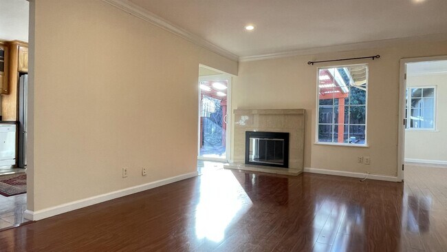 Building Photo - 960 Branham Ln