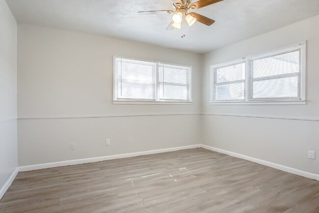 Building Photo - Large 4 bedroom!