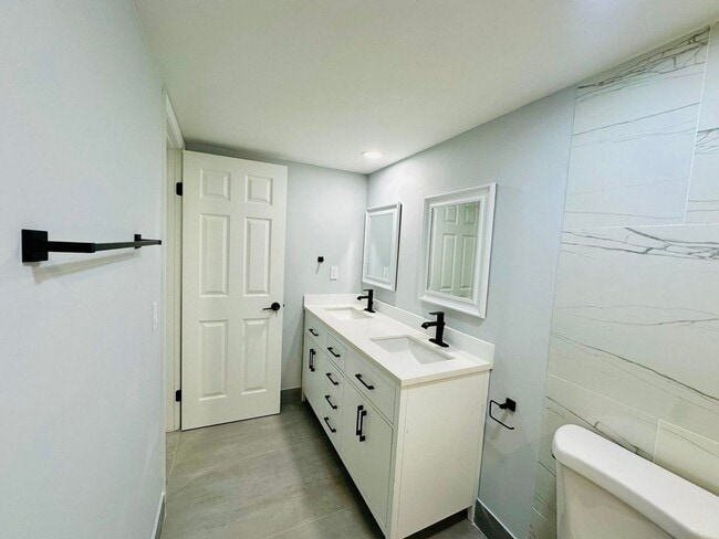 Building Photo - 403 4th Ln