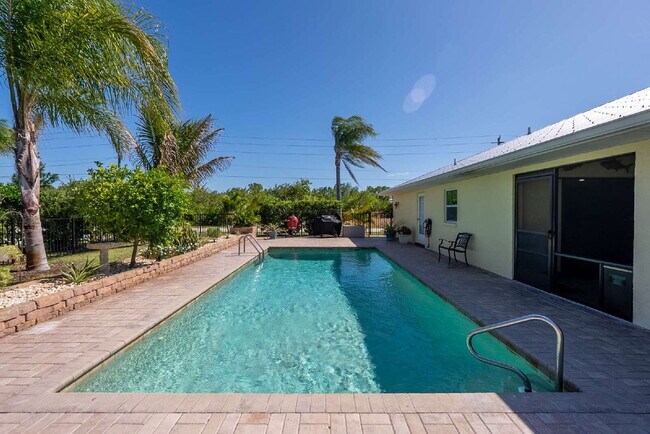 Building Photo - "Spacious 3-Bed Sanctuary with 3.5 Baths in Charming Port Charlotte!"