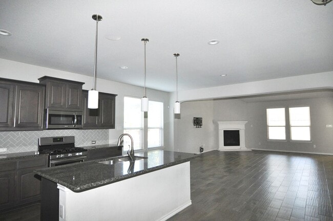 Building Photo - Amazing 4-3.5-2 in North Fort Worth!
