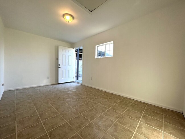Building Photo - 439 W Buckthorn St