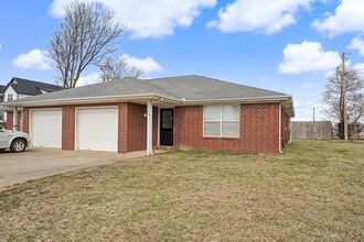 Building Photo - Welcome to this charming 2-bedroom, 2-bathroom home