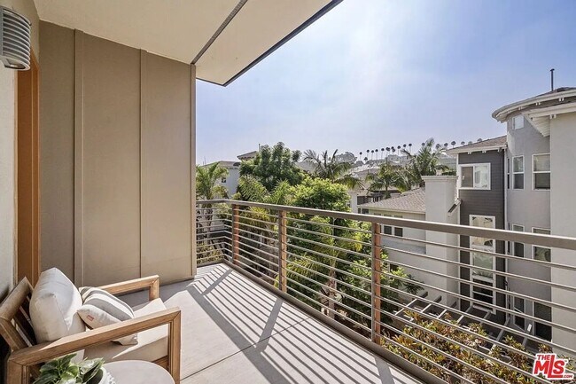 Building Photo - Beautiful Playa Vista Home With In Unit La...