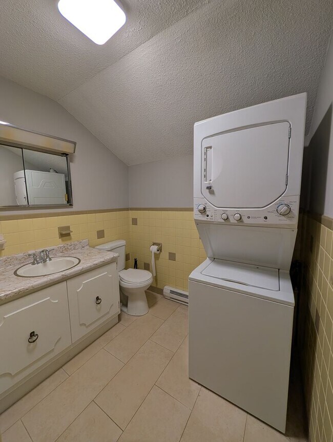 Building Photo - 240 S Main St