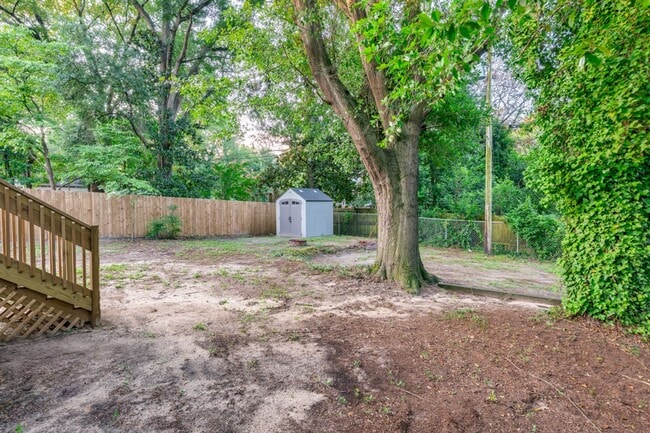 Building Photo - Pre-Leasing for the 26-27 School Year! - L...