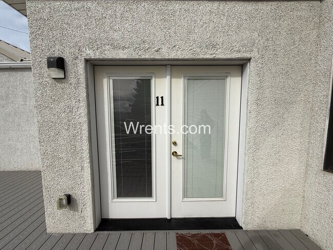 Building Photo - Quiet Small town Apartment in Davenport