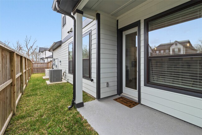Building Photo - 1530 Noble Pk Dr