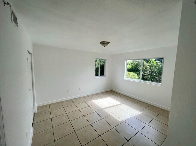Building Photo - Beautiful 3-bedroom, 2-bath condo in Vista Trace