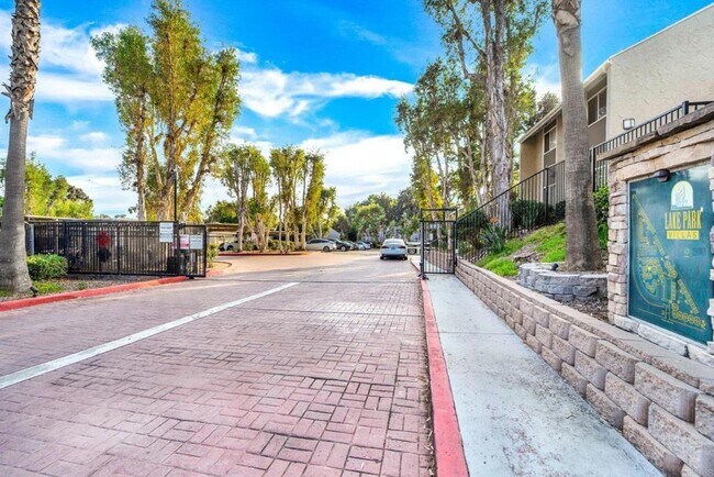 Building Photo - Two Bedroom townhome in the Oak Park / Lem...
