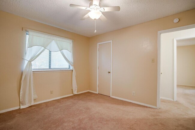 Building Photo - One Side of Very Nice Duplex West Granbury- 2 Bed, 2 Bath- 76049