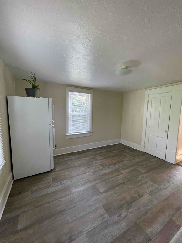 Building Photo - 190 W Miller Ave