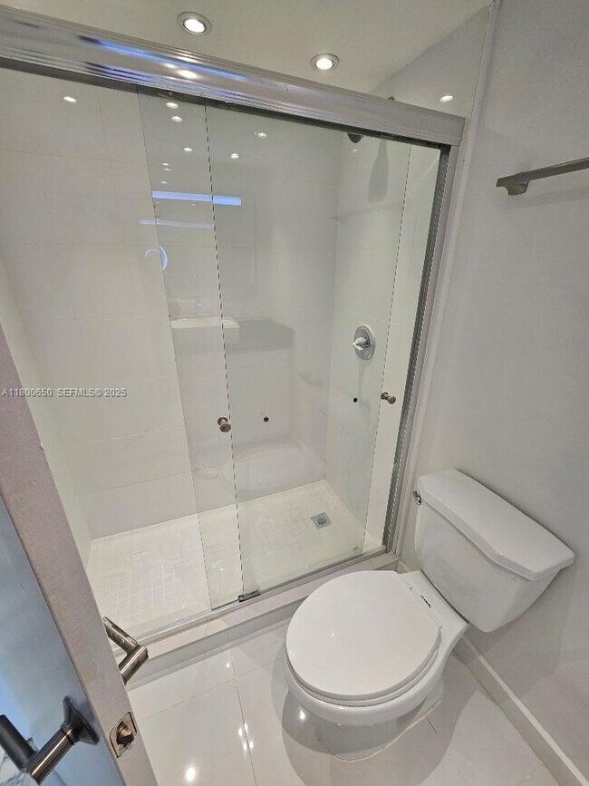 Building Photo - 18051 Biscayne Blvd