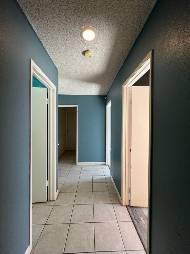 Building Photo - 3 Bedroom 2 Bathroom House with Swimming P...