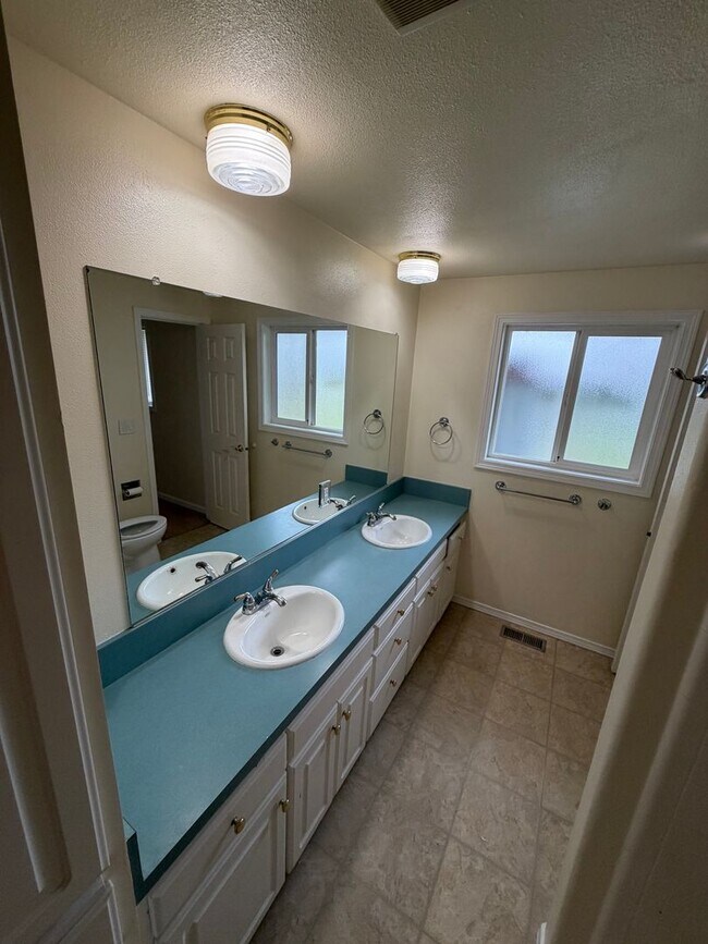 Building Photo - Must See 3 Bedroom with Fenced Yard!